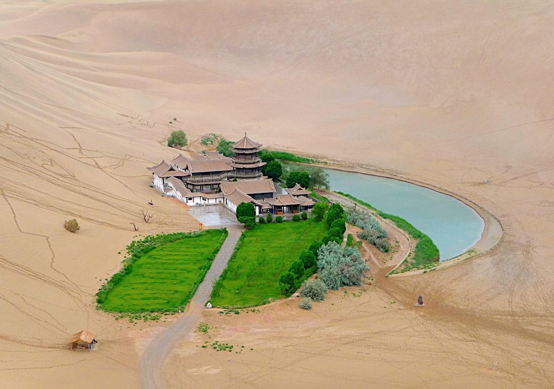 ExplainTheWorld's tweet photo. Crescent Lake, China.
This Crescent-Shaped Lake In An Oasis Is A Major Tourist Attraction For The City Of Dunhuang. https://t.co/Sspv3VzGsz