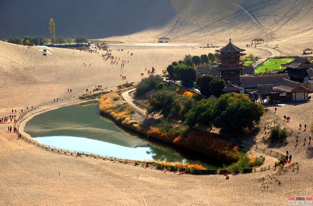 ExplainTheWorld's tweet photo. Crescent Lake, China.
This Crescent-Shaped Lake In An Oasis Is A Major Tourist Attraction For The City Of Dunhuang. https://t.co/Sspv3VzGsz