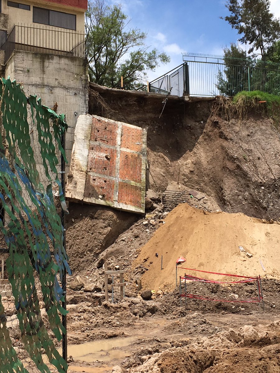 rgorme05's tweet photo. Asi el muro desgajado x construcción en Huayetlaco @HuixquiGob @Vecinodeteca @SalvaInterlomas https://t.co/v0NFKOgYTA
