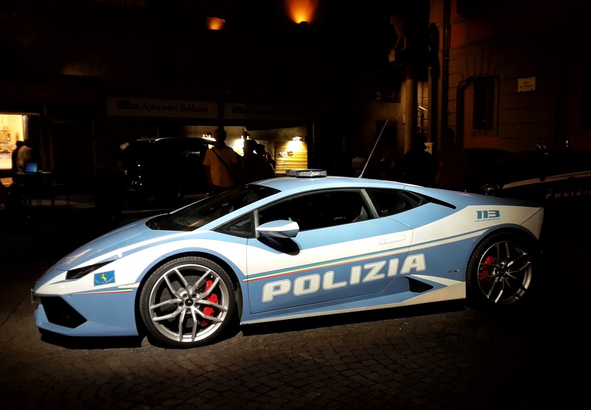 ombrefestival's tweet photo. La @Lamborghini Gallardo della @poliziadistato esposta a #Viterbo per #OmbreFestival! https://t.co/6W1R8uw9aE