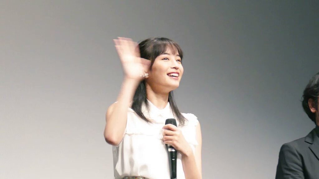 広瀬すず 最新情報ch V Twitter ちはやふる 韓国上映舞台挨拶だそうです 知らなかったー 服可愛いしめっちゃ顔小さい ちはやふる 広瀬すず