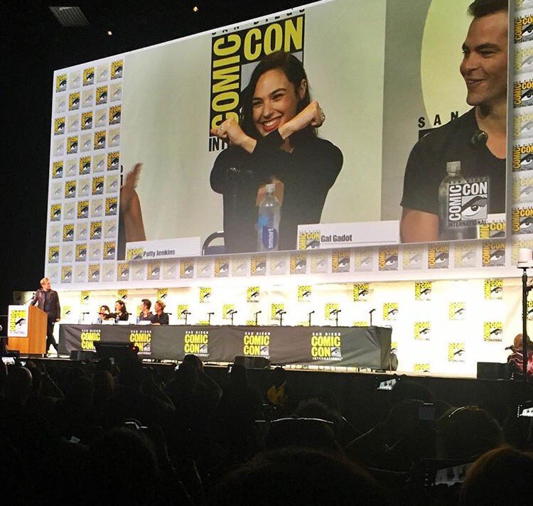 GabyMeza8's tweet photo. Cuando le preguntaron a #GalGadot cuál era su posición favorita de #WonderWoman 👌- me cae re bien https://t.co/Tv239NHD1x