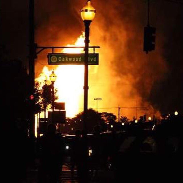 ToneMan_'s tweet photo. the city on fire https://t.co/Hy0qEVSqIP