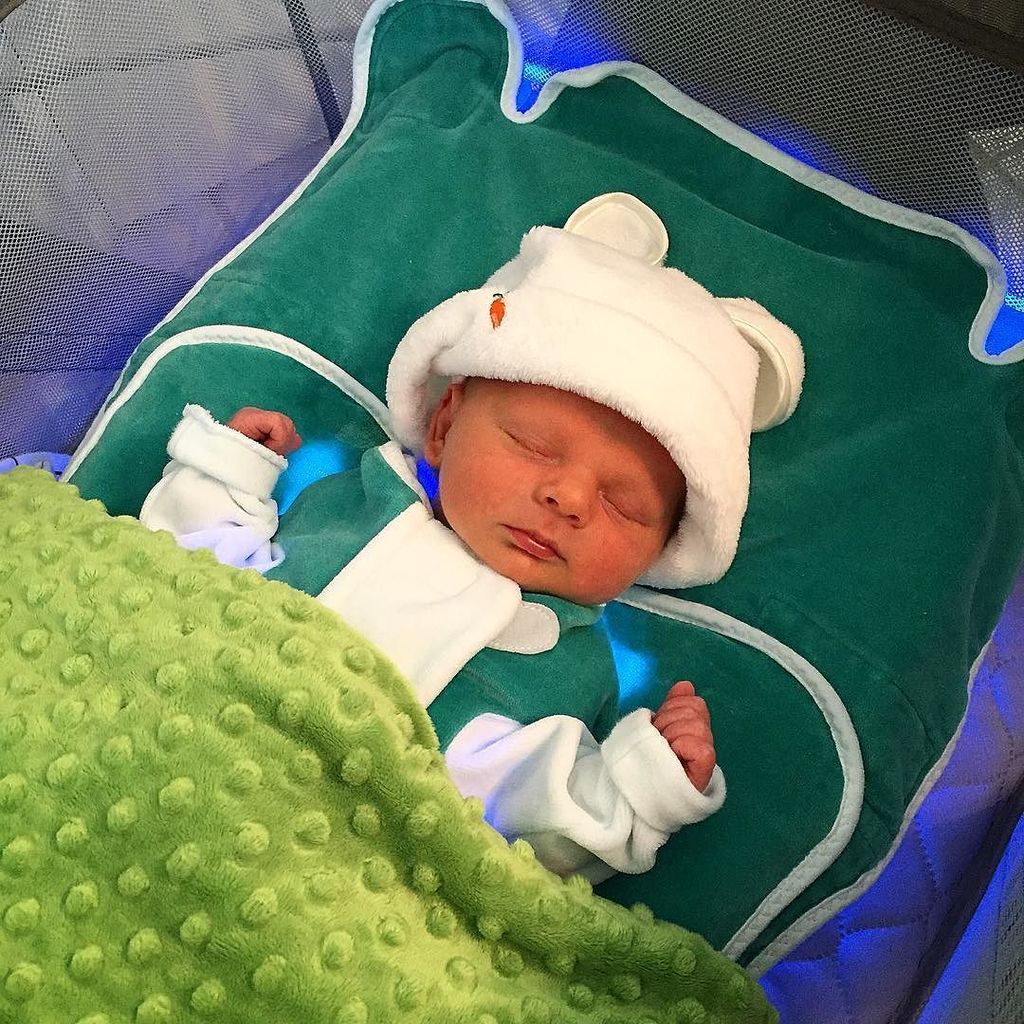 Culligan27's tweet photo. Getting his tan on. MG keeps saying he looks like Elsa with this hat on 😂 It's the first o… https://t.co/KnJhM0HEGT https://t.co/RjG4iHpuIh