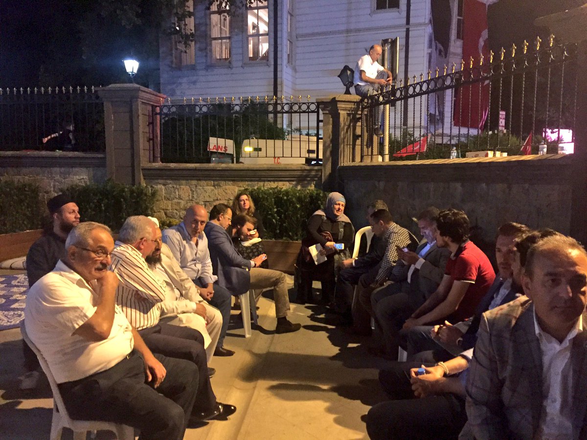 huseyinburge's tweet photo. Bu akşam #anadoluyakası 'nda #Kısıklı'daki halkımızın yanındayız. #OgünküGibiMeydanlardayız https://t.co/rdgpZ0iKQp