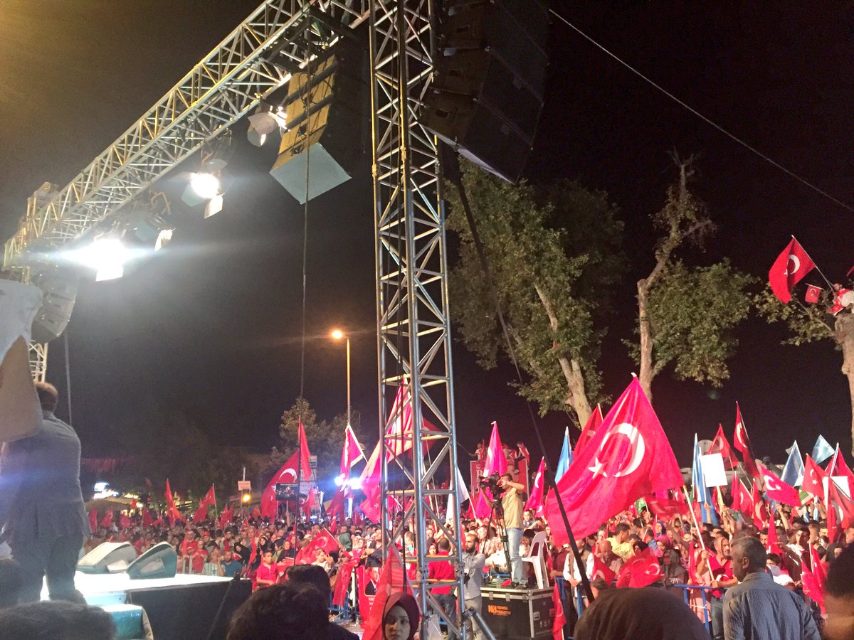 huseyinburge's tweet photo. Bu akşam #anadoluyakası 'nda #Kısıklı'daki halkımızın yanındayız. #OgünküGibiMeydanlardayız https://t.co/rdgpZ0iKQp