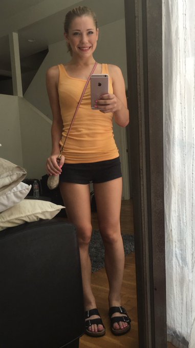 Mirror selfie 💋 https://t.co/p3vBT3h4je