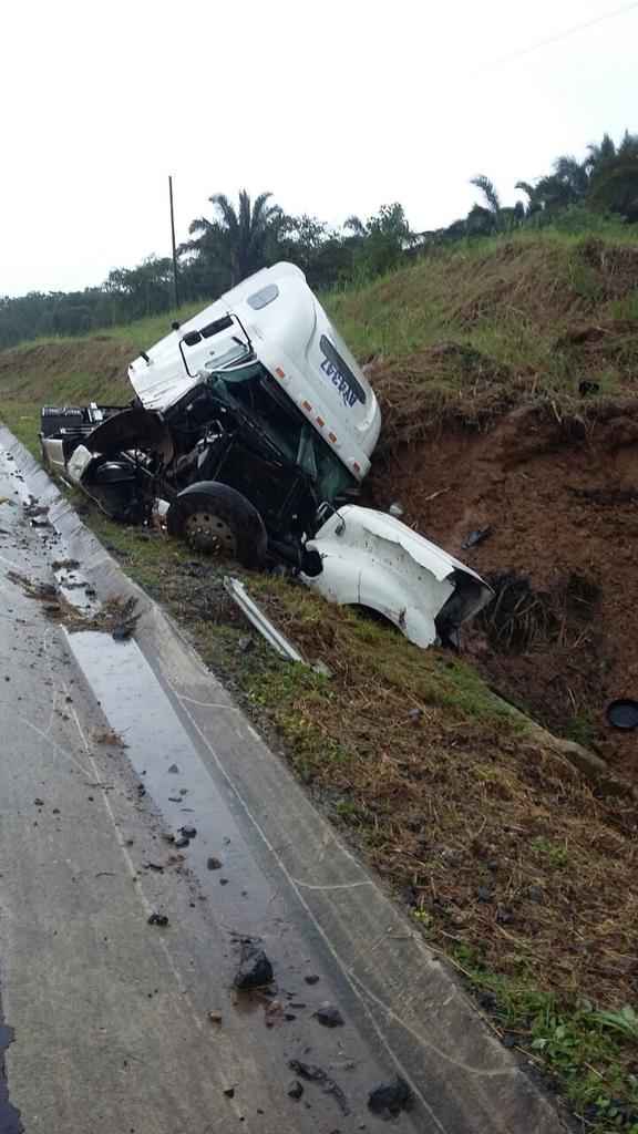 traficocpanama's tweet photo. Dos heridos deja hecho de transito en la Autopista Panamá-Colón a la altura del km 13 hacia Colón. @TraficoCPanama https://t.co/sFPIMpmzlY