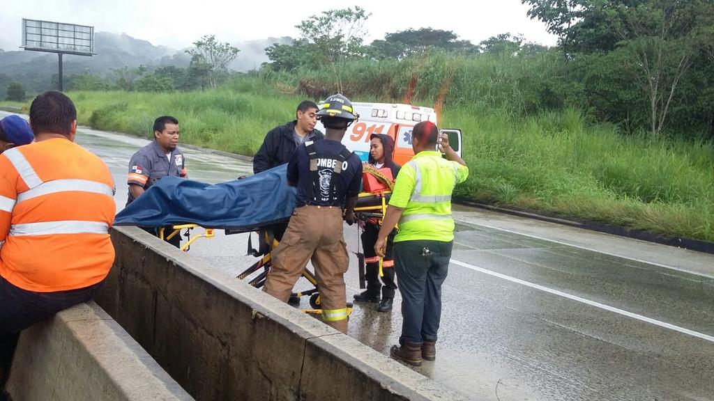 traficocpanama's tweet photo. Dos heridos deja hecho de transito en la Autopista Panamá-Colón a la altura del km 13 hacia Colón. @TraficoCPanama https://t.co/sFPIMpmzlY