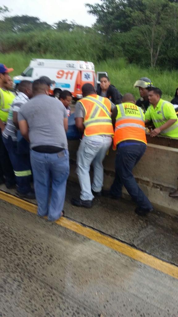 traficocpanama's tweet photo. Dos heridos deja hecho de transito en la Autopista Panamá-Colón a la altura del km 13 hacia Colón. @TraficoCPanama https://t.co/sFPIMpmzlY