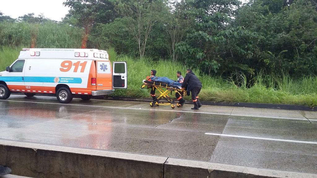 traficocpanama's tweet photo. Dos heridos deja hecho de transito en la Autopista Panamá-Colón a la altura del km 13 hacia Colón. @TraficoCPanama https://t.co/sFPIMpmzlY