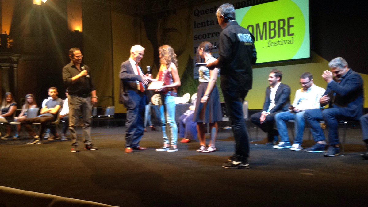 ombrefestival's tweet photo. Alice Fiorentini cince il Premio Romiti junior. Premia Mario Brutti, presidente Fondazione Carivit. #ombrefestival https://t.co/0kwe4enKAt