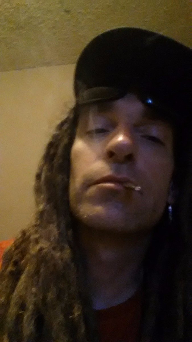 JonSoulBunny's tweet photo. #smokinkeisha #Rastafari @JonSoulBunny #crocodile #cloudofsmoke #Rasta #2Cokes #LightersUp #str888 #blessup https://t.co/GcG9gSYW2p