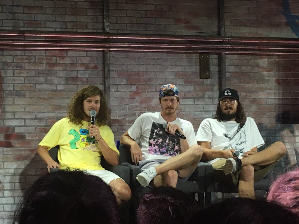 Luckypantaloons's tweet photo. .@beckerink just got objectified by @WorkaholicsCC and it was awesome #shoulderguy #NerdHQ https://t.co/EAGCaITGua