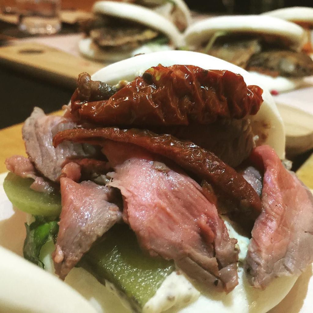 #bao de #roastbeef con mostaza antigua y pepinillos 👍😋 <a href="/thestuyckco/">StuyckCo</a> <a href="/losgourmeteros/">Los Gourmeteros</a> javierdlafuente.com/2016/07/23/bao…