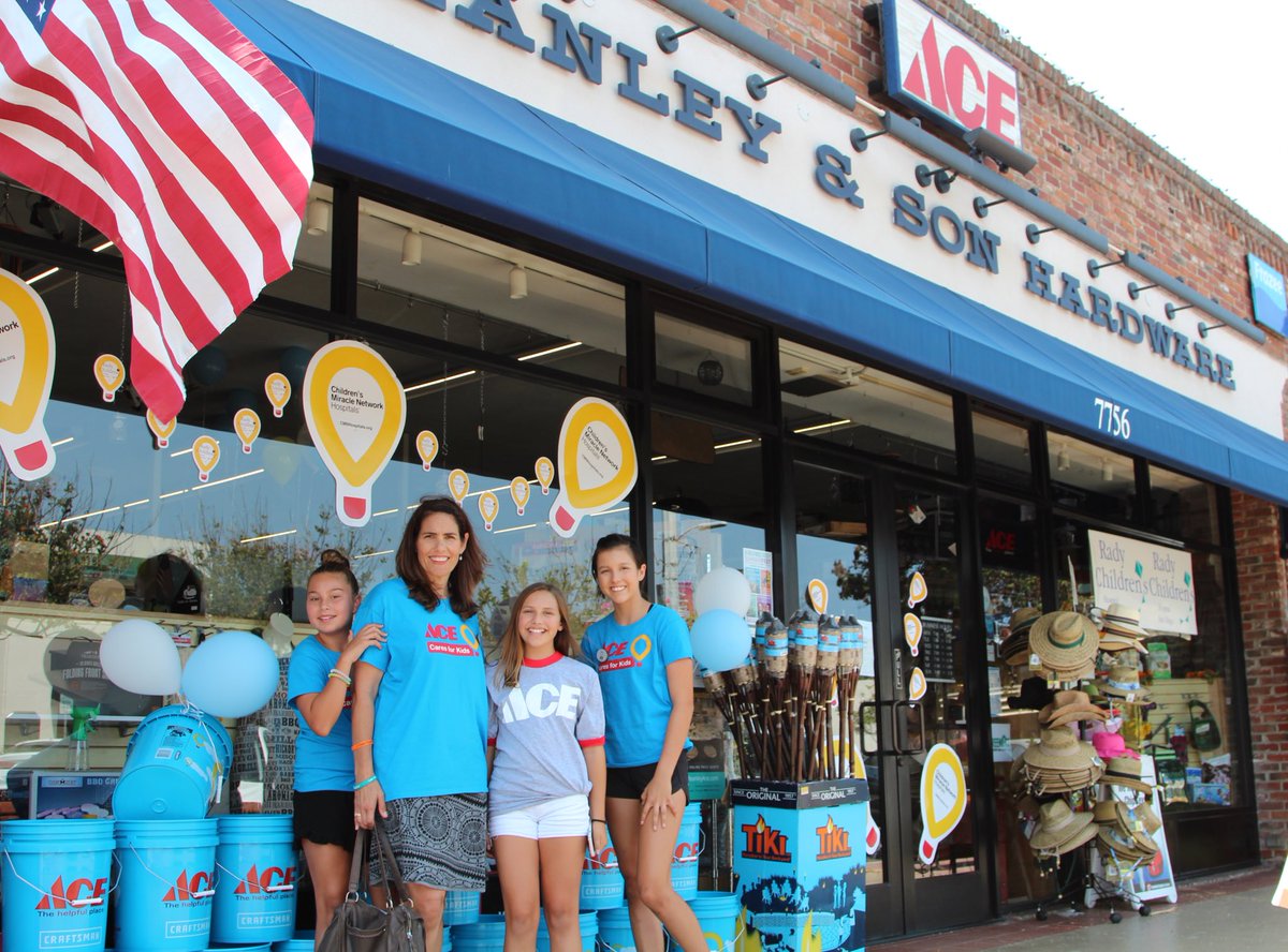 kaseyharveySD's tweet photo. Stop #3 #AceHardware #LaJolla #MiracleBucket - Buckets selling so fast! 👊 @CMNHospitals  @AceFoundation1 #DiemStrong https://t.co/zpBmvaWCfU