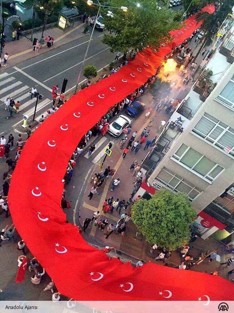 1919 metre uzunluğundaki şanlı bayrağın altında toplanan Samsunlular! Ülkenin emniyet kemeri Samsun..