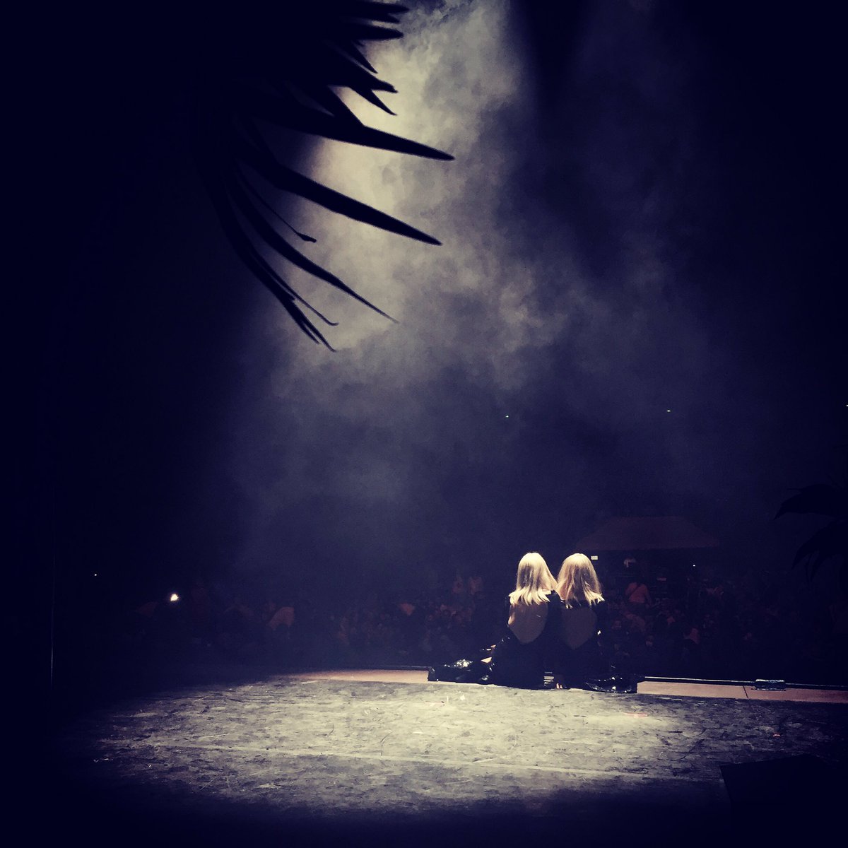 columbia_fr's tweet photo. Ce soir c'était la Dernière de la tournée de @brigittetheband ! #ABQVT #JoyeuseSainteBrigitte https://t.co/2w1O5fOxi3