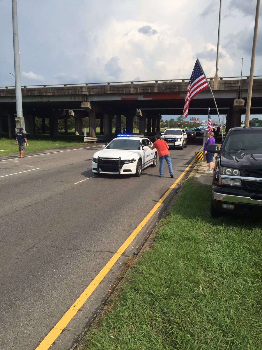 Poche_29's tweet photo. @theadvocatebr this man handed out water to every police officer that wanted some #BackTheBlue #unBRoken https://t.co/FS6Nzj0A1E