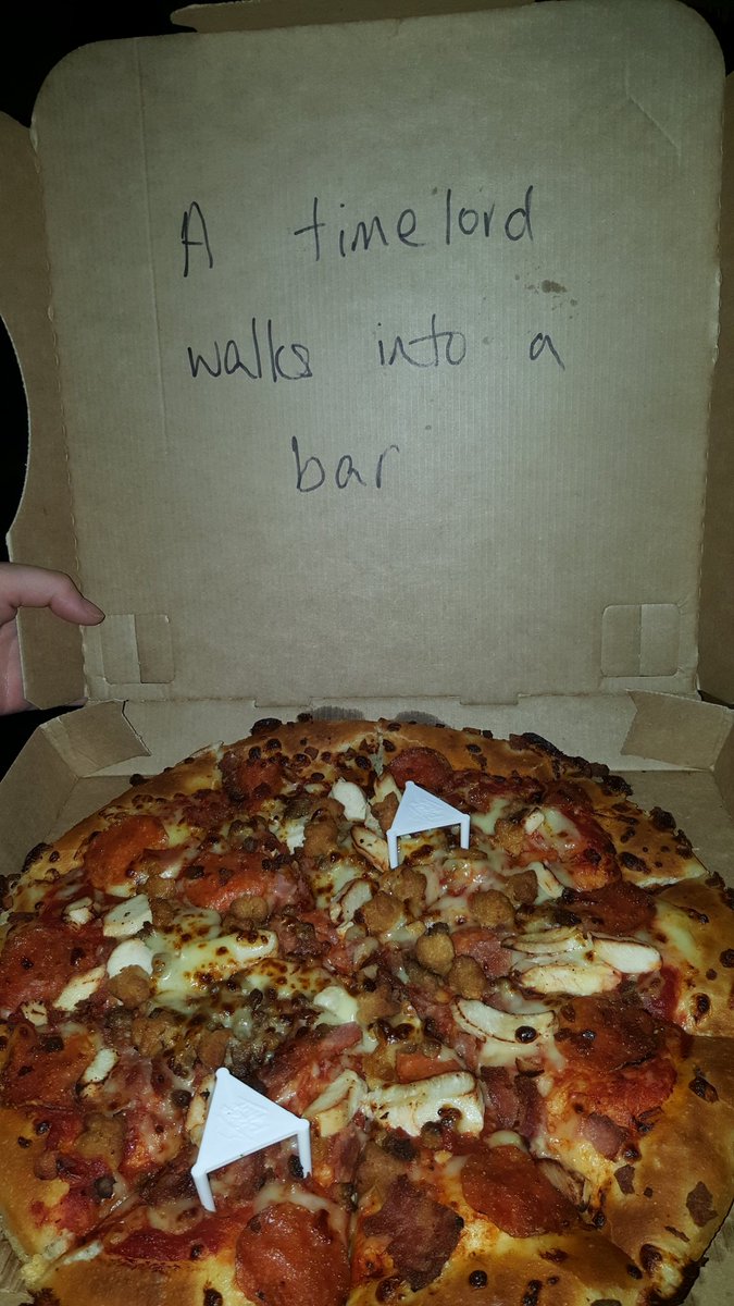 When <a href="/pizzahutuk/">Pizza Hut UK</a> put a joke on the box 😂 Awesome 👌