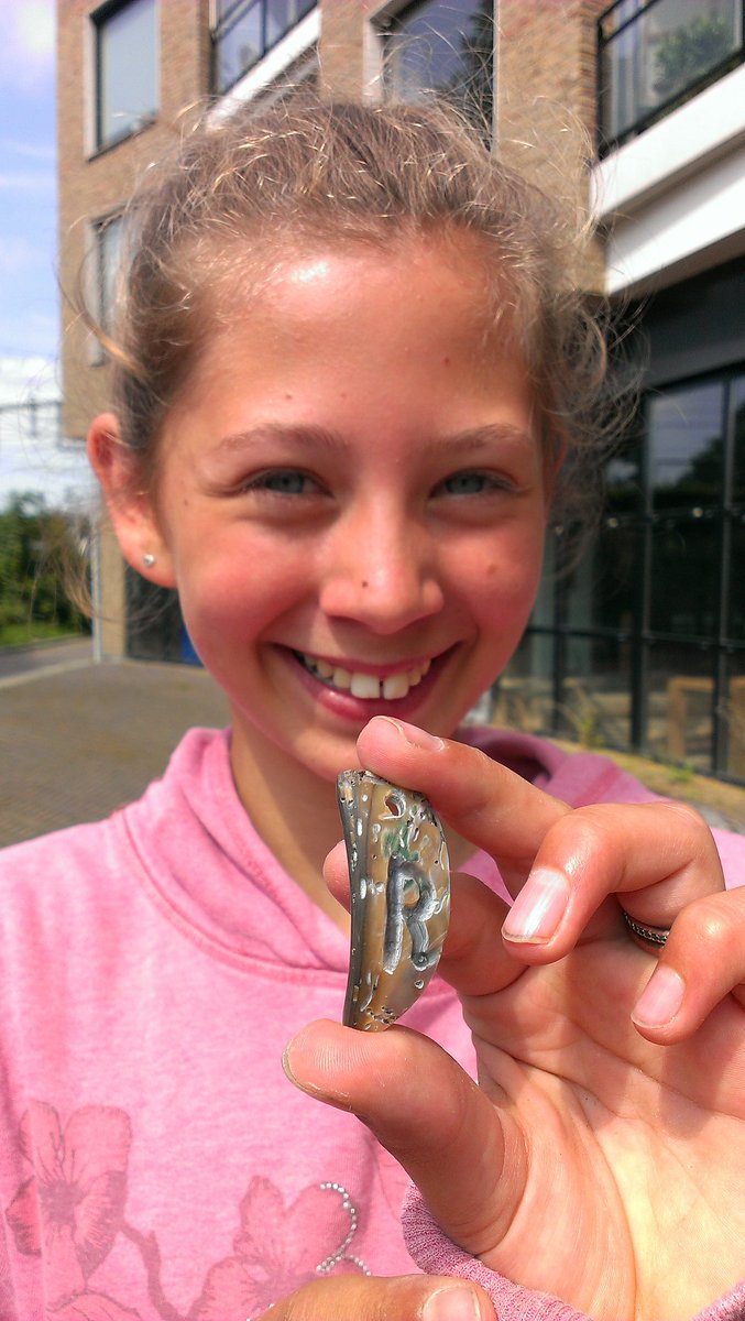 Nora (12) heeft de #techniek om parelmoer uit #NewZealand te bewerken, in de vingers. Sieraden #maken <a href="/DeKruittoren/">WALHALLAb!</a>