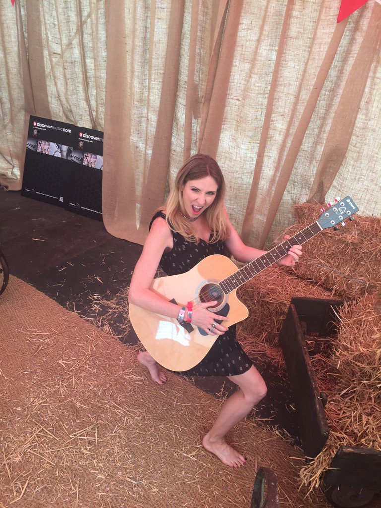 Kylieolsson's tweet image. Amusing myself in the studio @RamblinManFair for @uDiscoverMusic #RamblinMan #festival #guitar