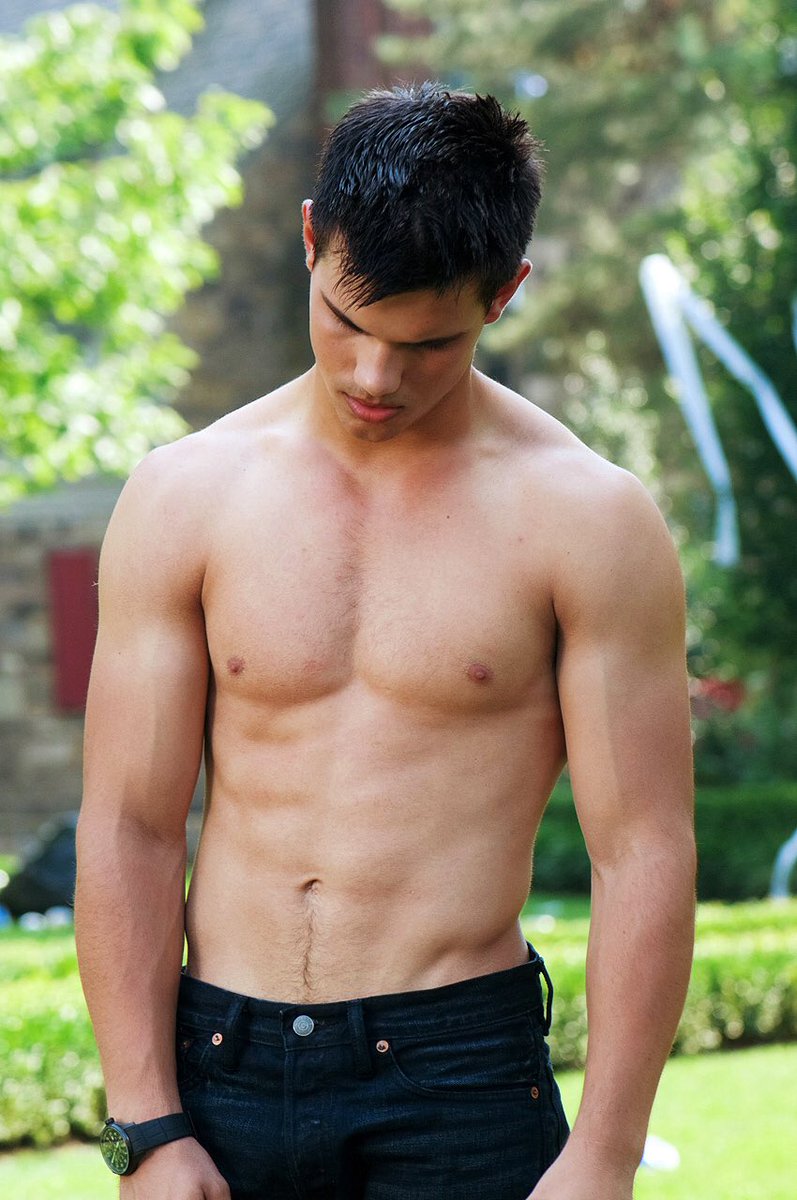 taylor lautner bulge and shirtless.