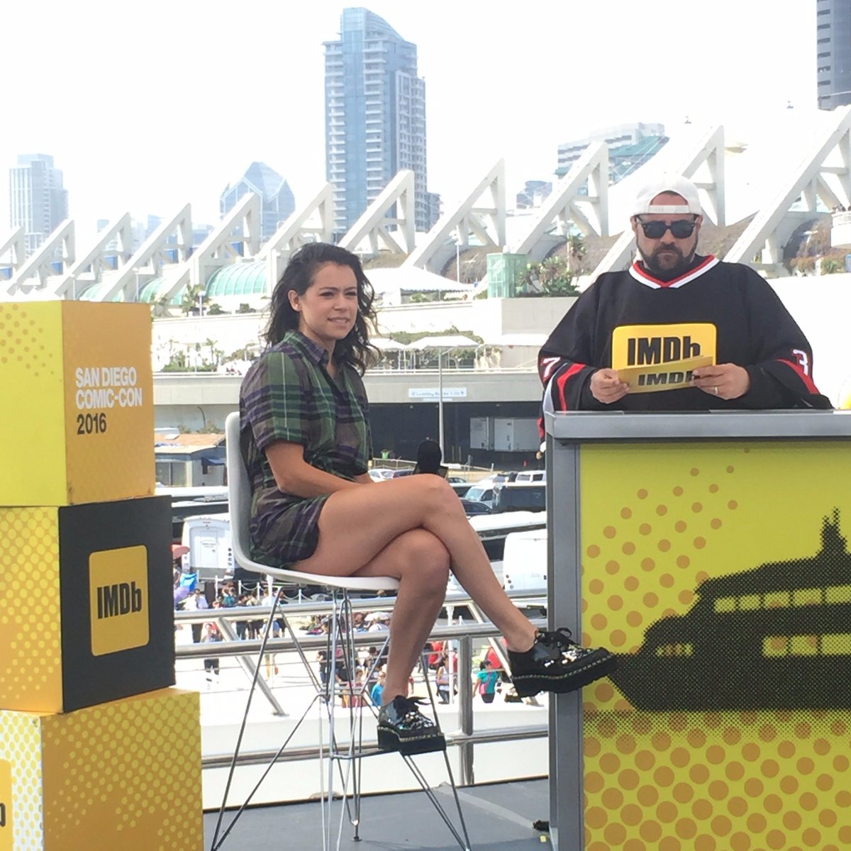 PrimeVideo's tweet photo. LIVE: Watch @OrphanBlack star @tatianamaslany now on @Twitch! https://t.co/kJWaxzKEd8 #SDCC2016 #CloneClub #IMDboat https://t.co/Zwgqv7CREo