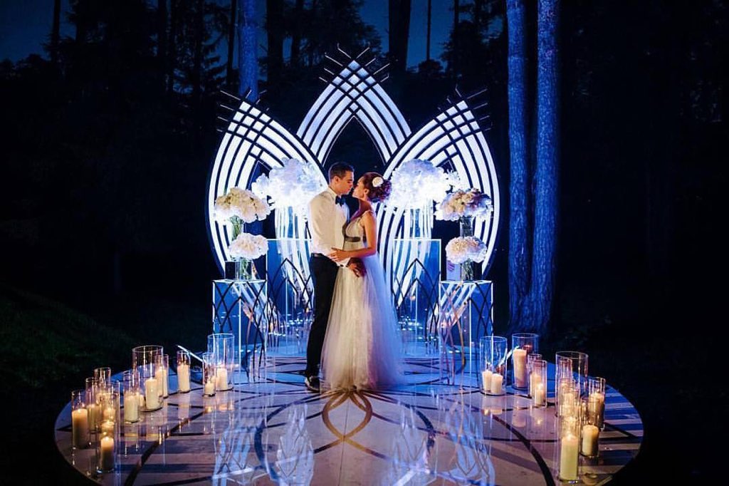 modish571's tweet image. If you're not really a big fan of flowers, then this ceremony setup could be a great alternative.