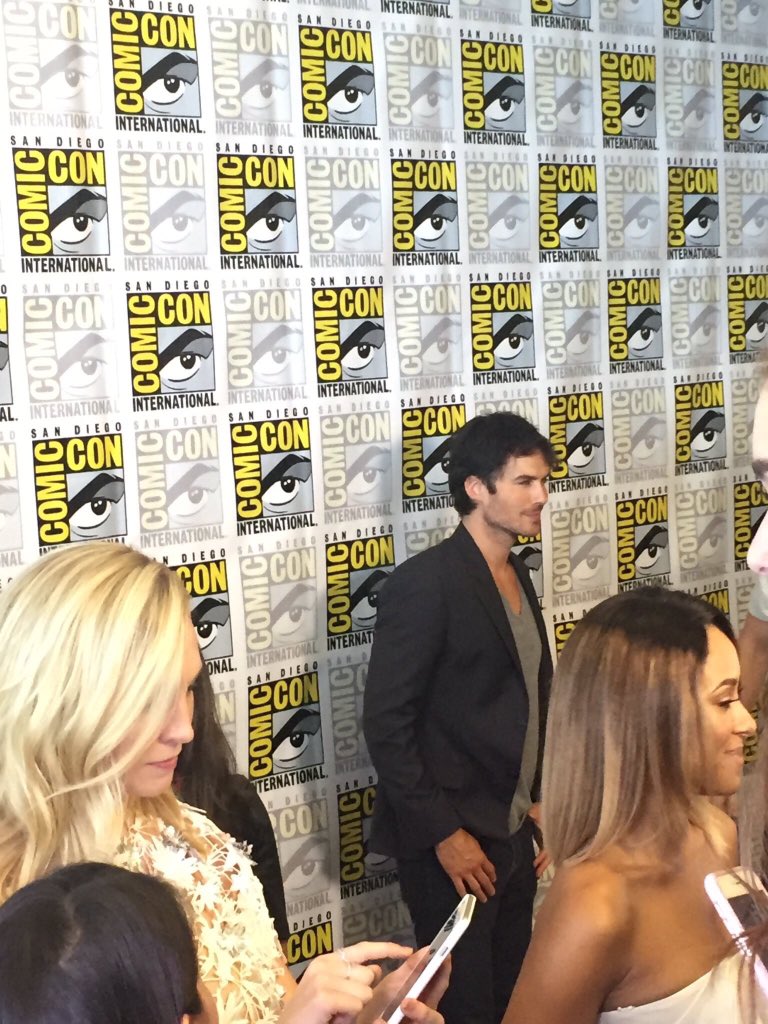 fallshipper's tweet image. os sorrisinhos de lado