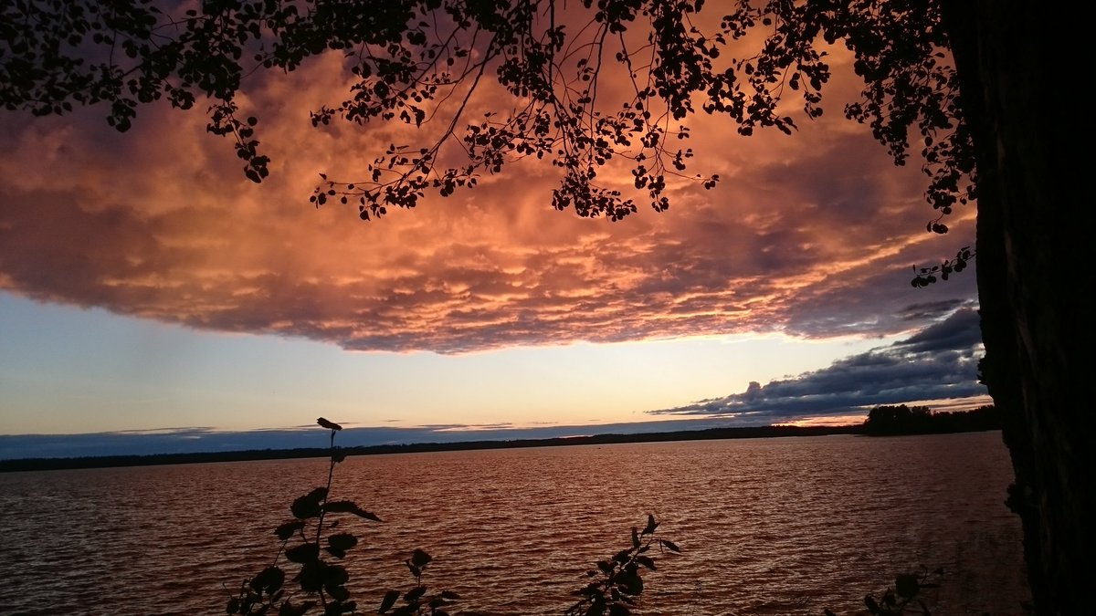 metalrules2000's tweet photo. #burning sky # iso naakkima # Finland# meteorite Lake# Pieksämäki# https://t.co/wMTbEcSEIr