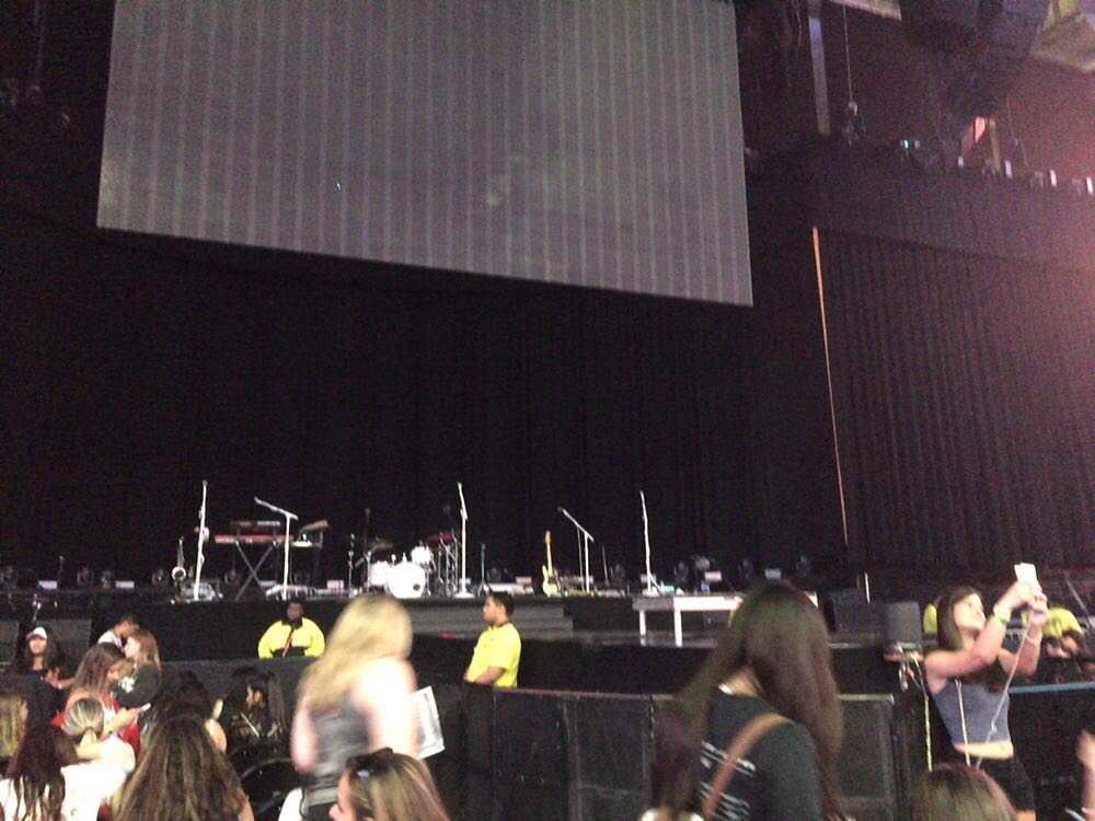 portallovato's tweet photo. A palestra do CAST já acabou &amp; os fãs já estão entrando na arena. https://t.co/ZCumVIUTFf