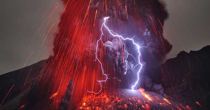 GreatBeyondWeb's tweet photo. Photos of lightning over erupting volcano (Pics): https://t.co/dS5LBYQzT0 #nature #lightning #volcano https://t.co/2nMcPH27xG