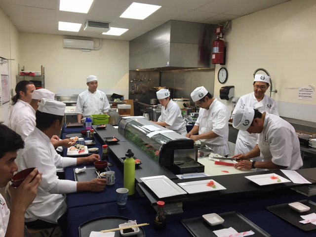 ChefAndyMatsuda's tweet photo. Sushi bar set up class #sushischool #andymatsuda #sushi #sushibar https://t.co/oufPgsGuW2