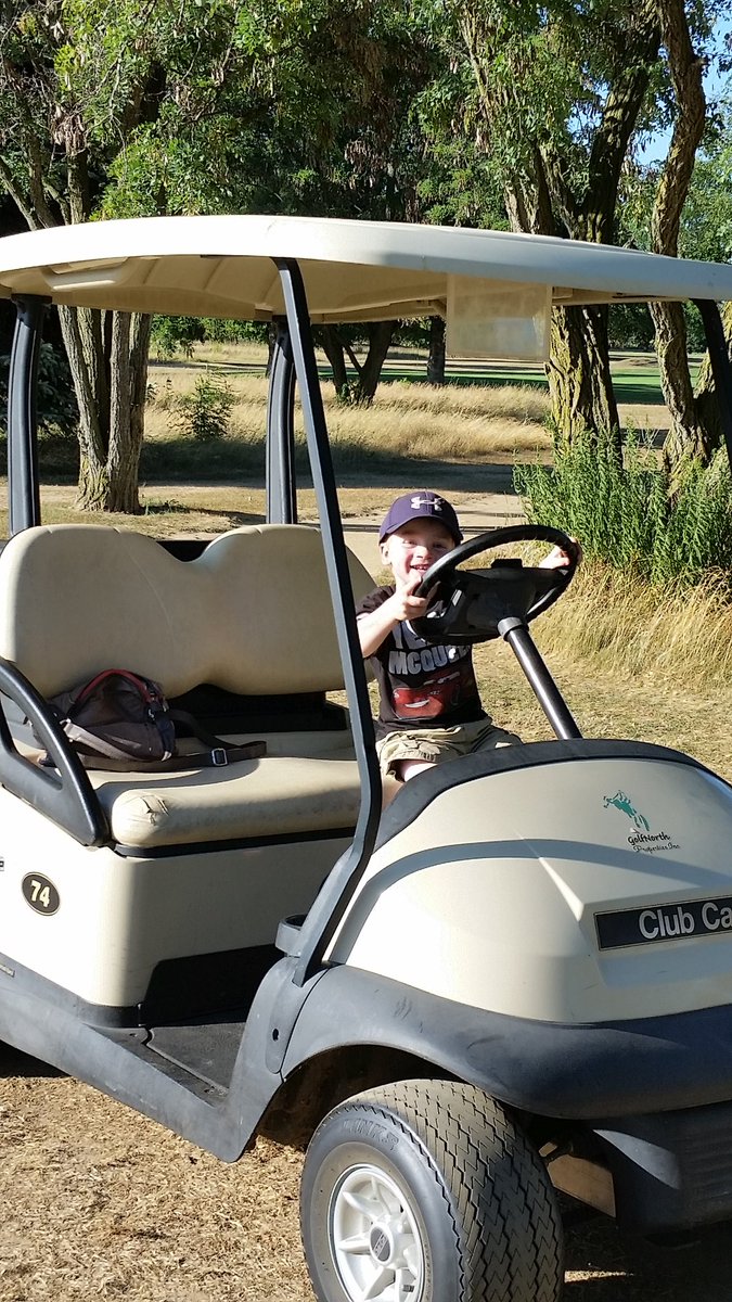 WattyPFD121's tweet photo. Family fun day at Burford Golf Links! @GolfNorthToday #outdoormovie #bouncycastles #firevehicles #greatfood https://t.co/uEQAYbx1nN