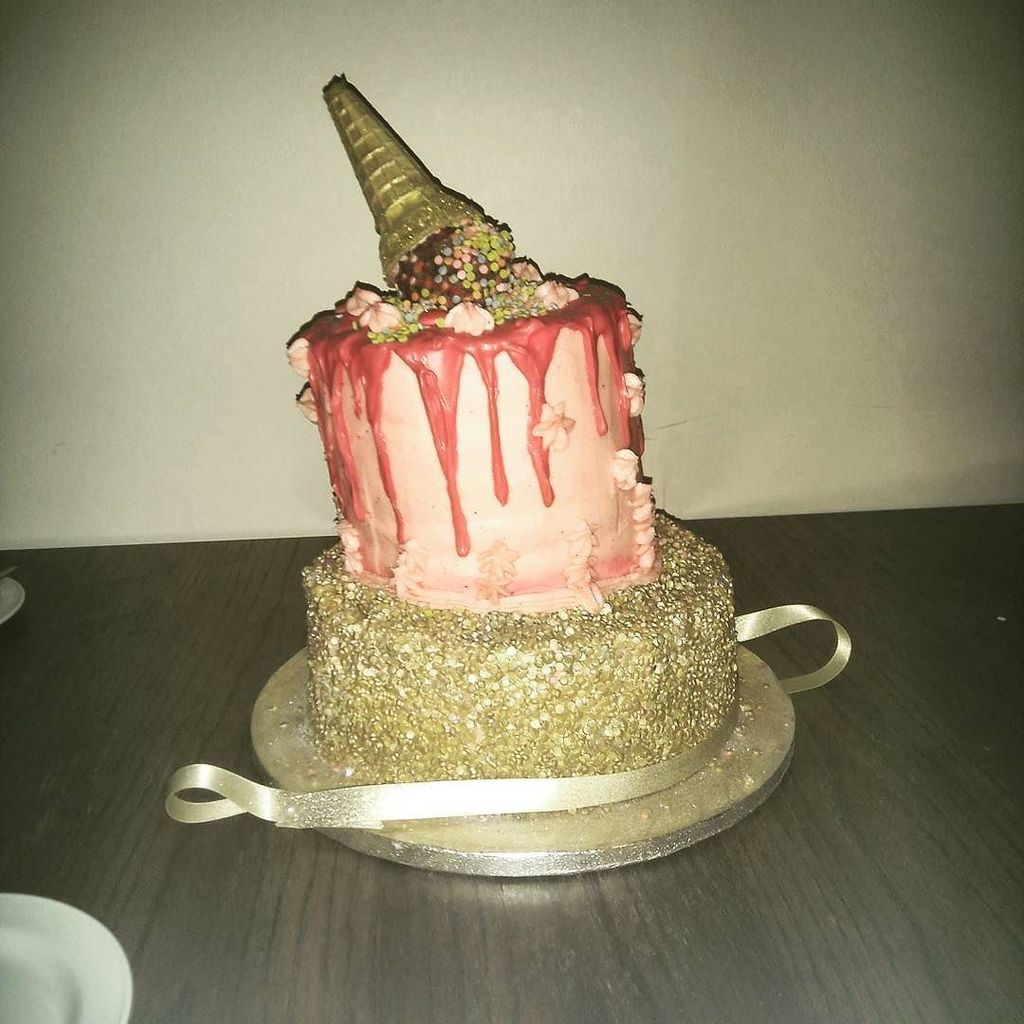 MissBurlesqueIR's tweet photo. Cake of dreams, unicorny glittery dreams #mbigf #missburlesquedublin2016 #missburlesqueire… https://t.co/nfm7WNtGVh https://t.co/ye5UIuIdQE
