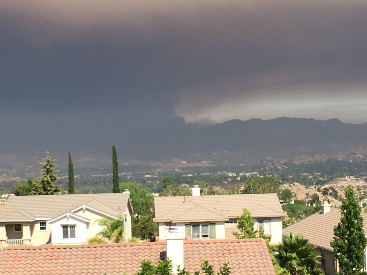 ImThePhoneGuy's tweet image. Looking east from Stevenson ranch, while the wind is blowing strong towards the west. Awful fire. #abc7eyewitness