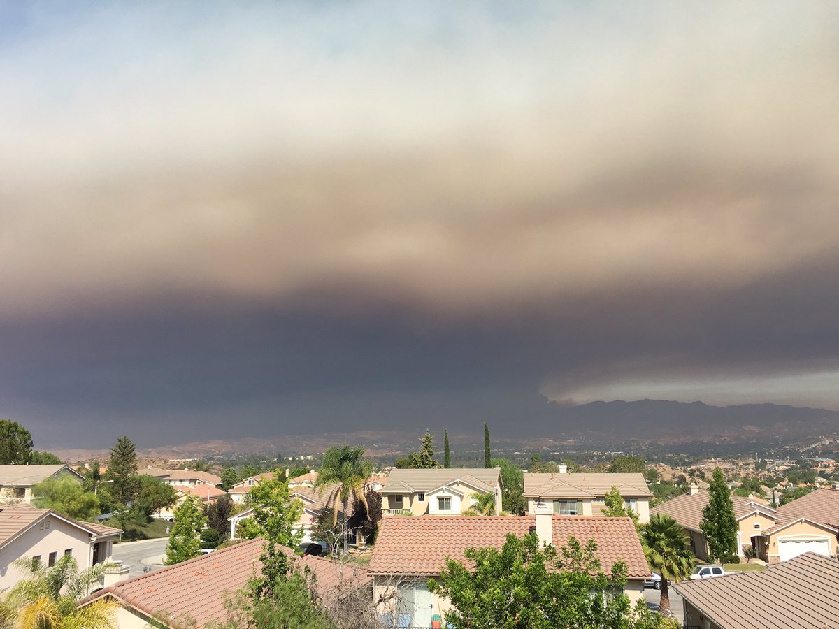 ImThePhoneGuy's tweet image. Looking east from Stevenson ranch, while the wind is blowing strong towards the west. Awful fire. #abc7eyewitness