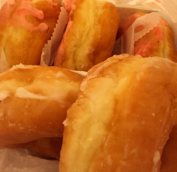 GerBeaaar's tweet photo. Waited all summer to get my hands on these🤗 #DatDonut https://t.co/ynxUg4EfXx