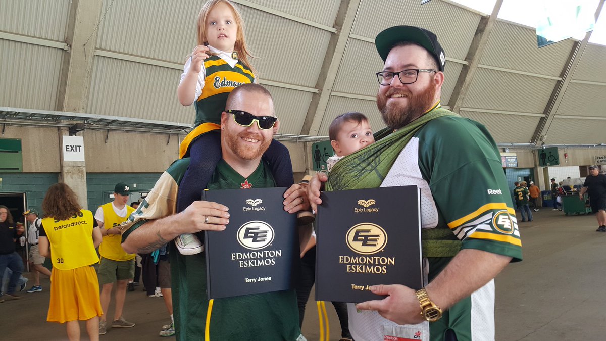perrymah1's tweet photo. New Esks book owners  #AllHeartEsks https://t.co/UAAXi4K78L