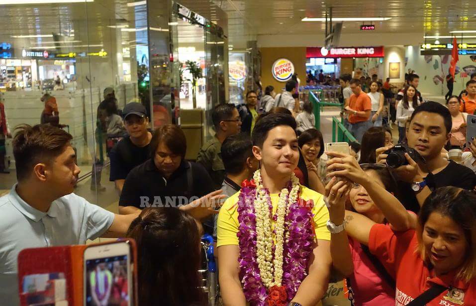 AldubMaidenPex's tweet photo. Upon arrival at Changi Airport last night with @aldenrichards02 😊

© Random Republika fb
#ALDENinSG https://t.co/5xw90jPxxw