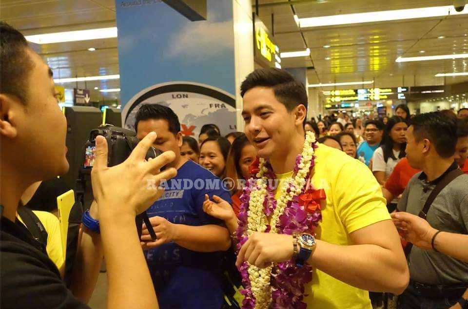 AldubMaidenPex's tweet photo. Upon arrival at Changi Airport last night with @aldenrichards02 😊

© Random Republika fb
#ALDENinSG https://t.co/5xw90jPxxw