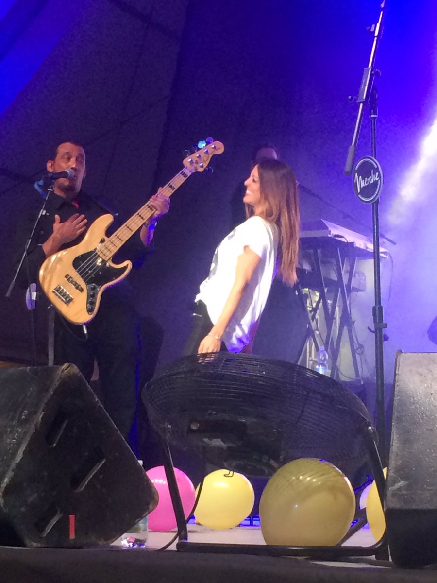 claraep_'s tweet photo. De nuevo a tus pies, finde merchito total @MercheOficial impresionante y un concierto muy especial, angelical https://t.co/PgGPS0fTTW