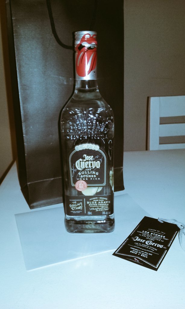 Drink_Me_Blog's tweet photo. Chochos con nuestra edición de José Cuervo Rolling Stone Edition👅que nos mandó @CampariARG y que degustaremos soon https://t.co/tm8tkg9CeC