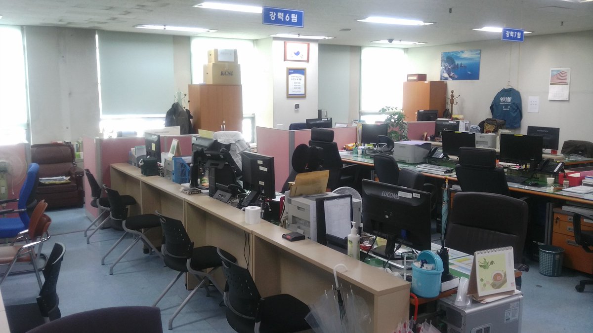 maeng6441gmail1's tweet photo. 이놈의 회사는 왜 집보다 더 편하지? https://t.co/KgYXxQFscn