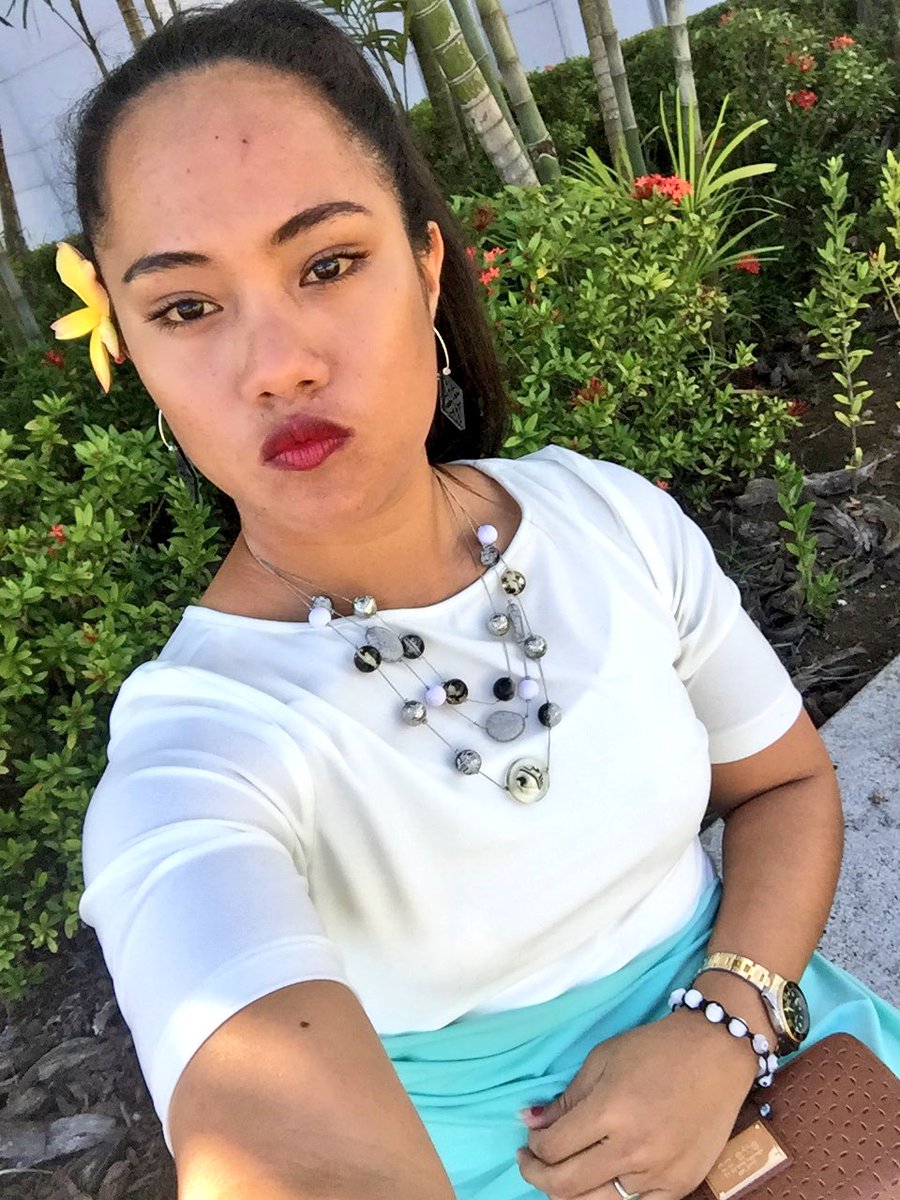 19Skuxxmuah's tweet photo. Put a flower in my hair and il be the happiest island girl ever!! #BrownSkinGirl #Samoa #TempleGrounds 🌺😘 https://t.co/vCuhCheWYo