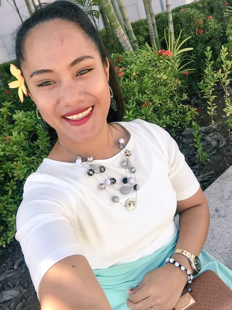 19Skuxxmuah's tweet photo. Put a flower in my hair and il be the happiest island girl ever!! #BrownSkinGirl #Samoa #TempleGrounds 🌺😘 https://t.co/vCuhCheWYo