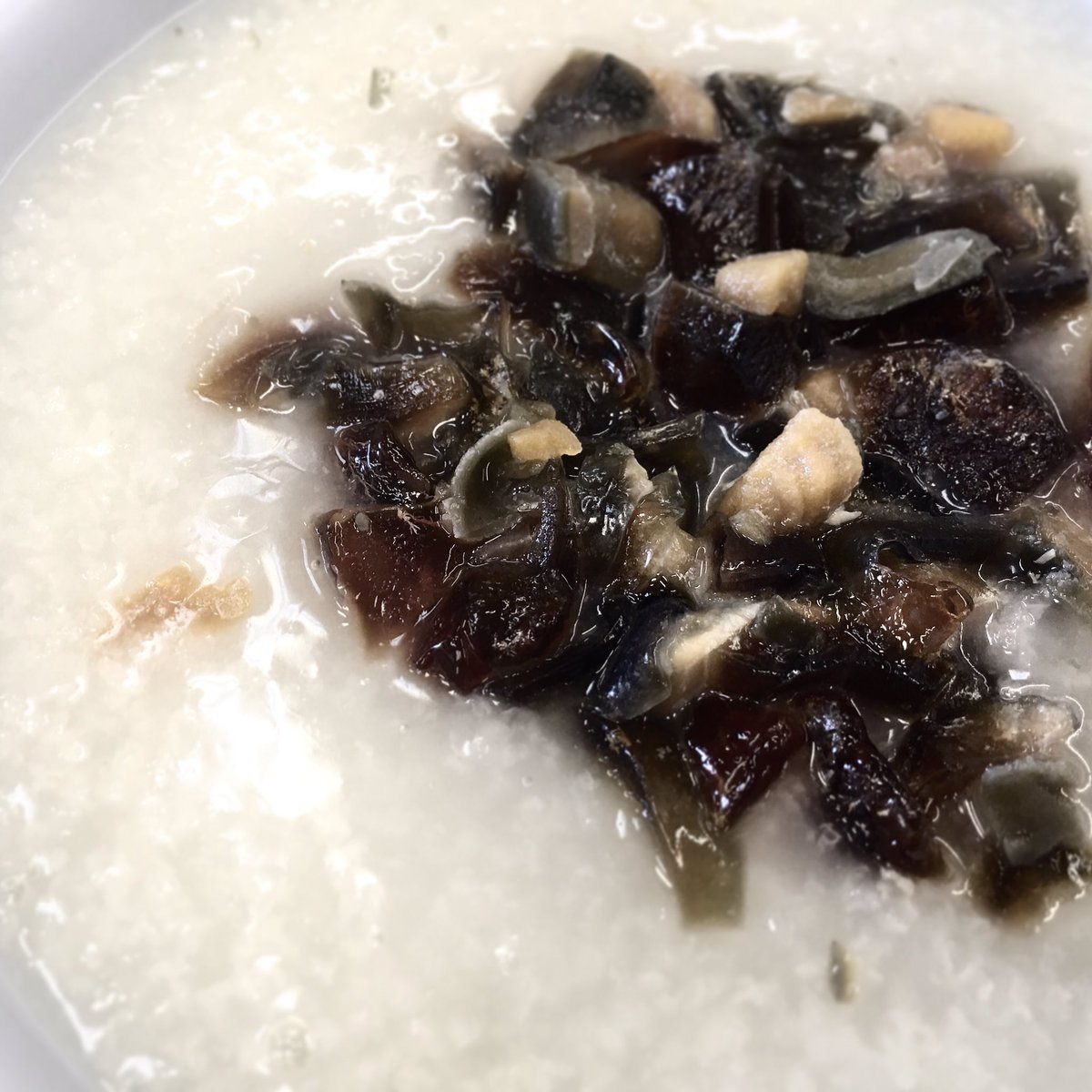 Veglish's tweet photo. Craving for HK style #congee #porridge #thousandegg #breakfast #veglicious #yumcha #greenmenu #vegetarian #nomeat https://t.co/4nohVyEt39