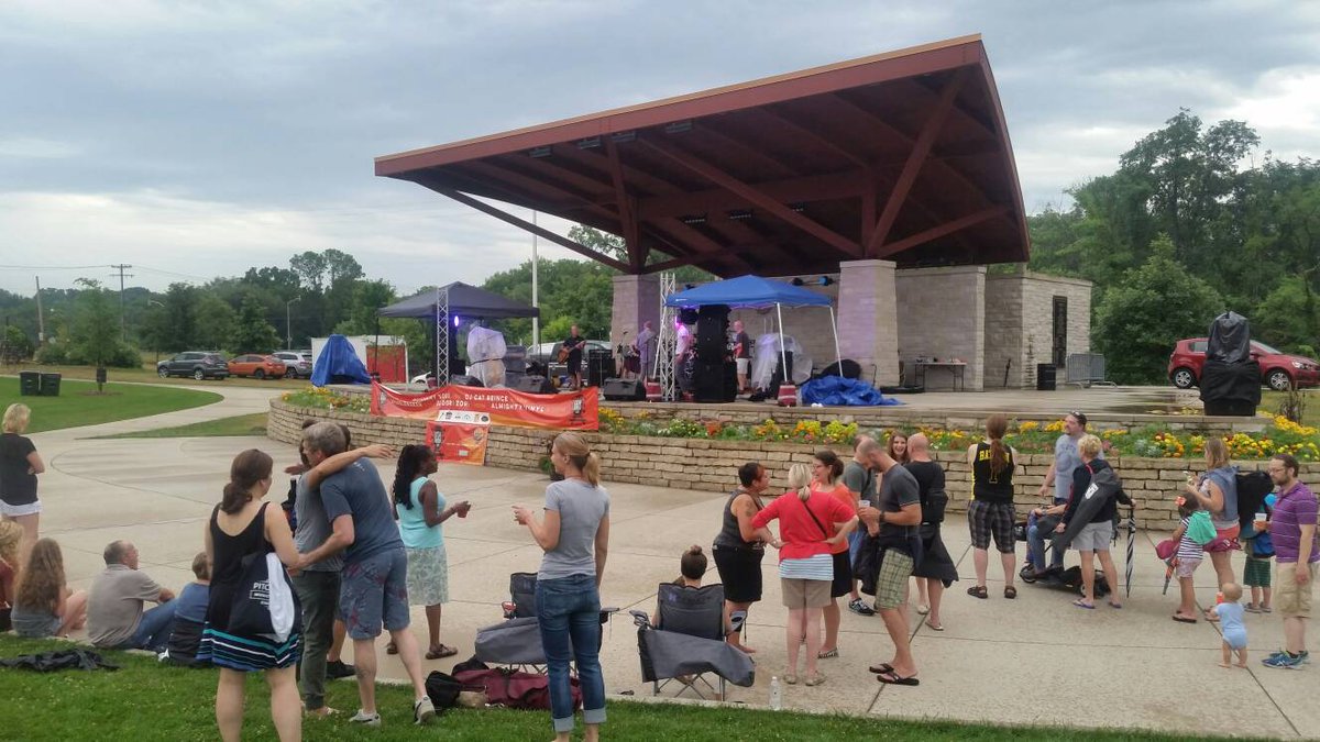 localfirstmke's tweet photo. Sprinkling lightly now, but not band-stoppingly so yet. #LocalMotionLive #Spanglemaker https://t.co/3YTnie9Eb3