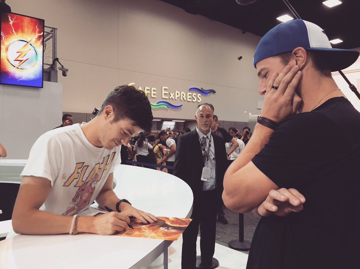 agentmarvei's tweet photo. Stephen pedindo autografo ao Grant EU SALVEI ESSA FOTO OU ESSA FOTO ME SALVOU? #ArrowSDCC #FlashSDCC https://t.co/EeCKpFntoY